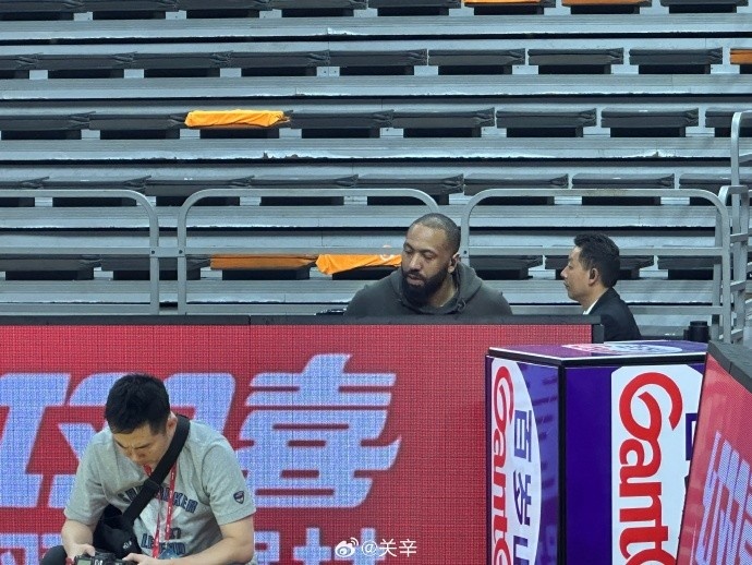 今晚不打？廣東主場迎戰(zhàn)廣廈 吉倫沃特一身便裝現(xiàn)身球館