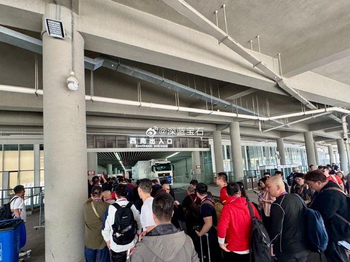 盛況空前！記者曬照：距離中澳之戰(zhàn)還有三小時(shí)，現(xiàn)場記者已超百名