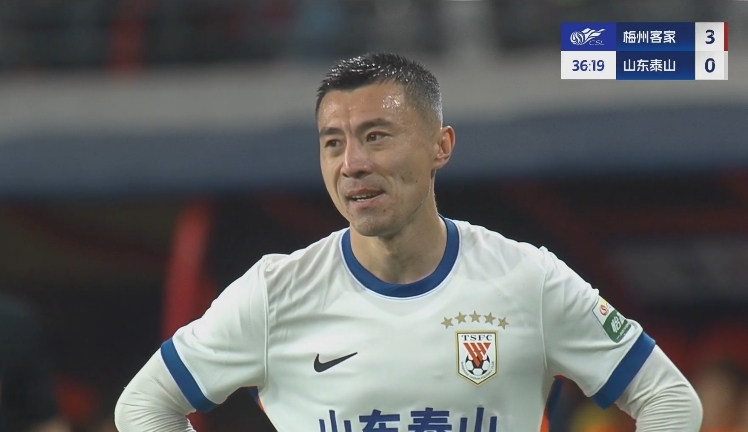 34分鐘0-3落后！36歲鄭錚苦笑36歲大雷沮喪 替補(bǔ)席黃政宇神態(tài)輕松