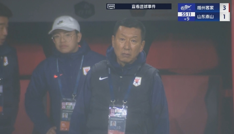 半場1-3落后遞補(bǔ)隊！場邊的崔康熙表情焦急