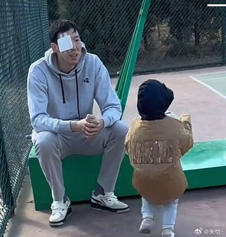 顧家好男人！記者曬出周琦手術(shù)后回歸家庭帶娃照片