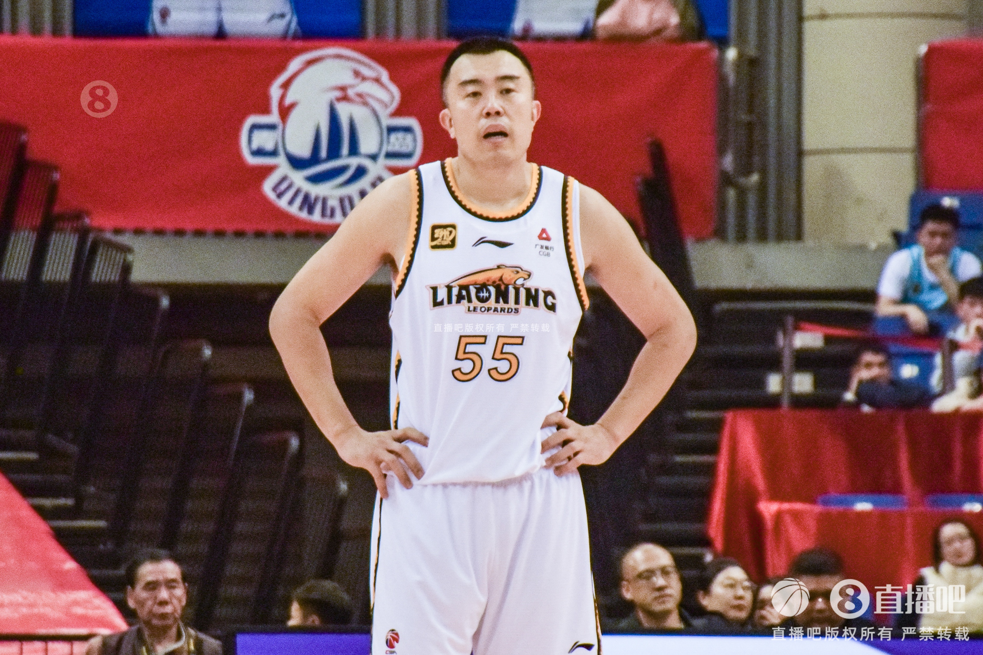 老將不容易！韓德君帶傷出戰(zhàn)半場6分鐘5犯 僅2板2助