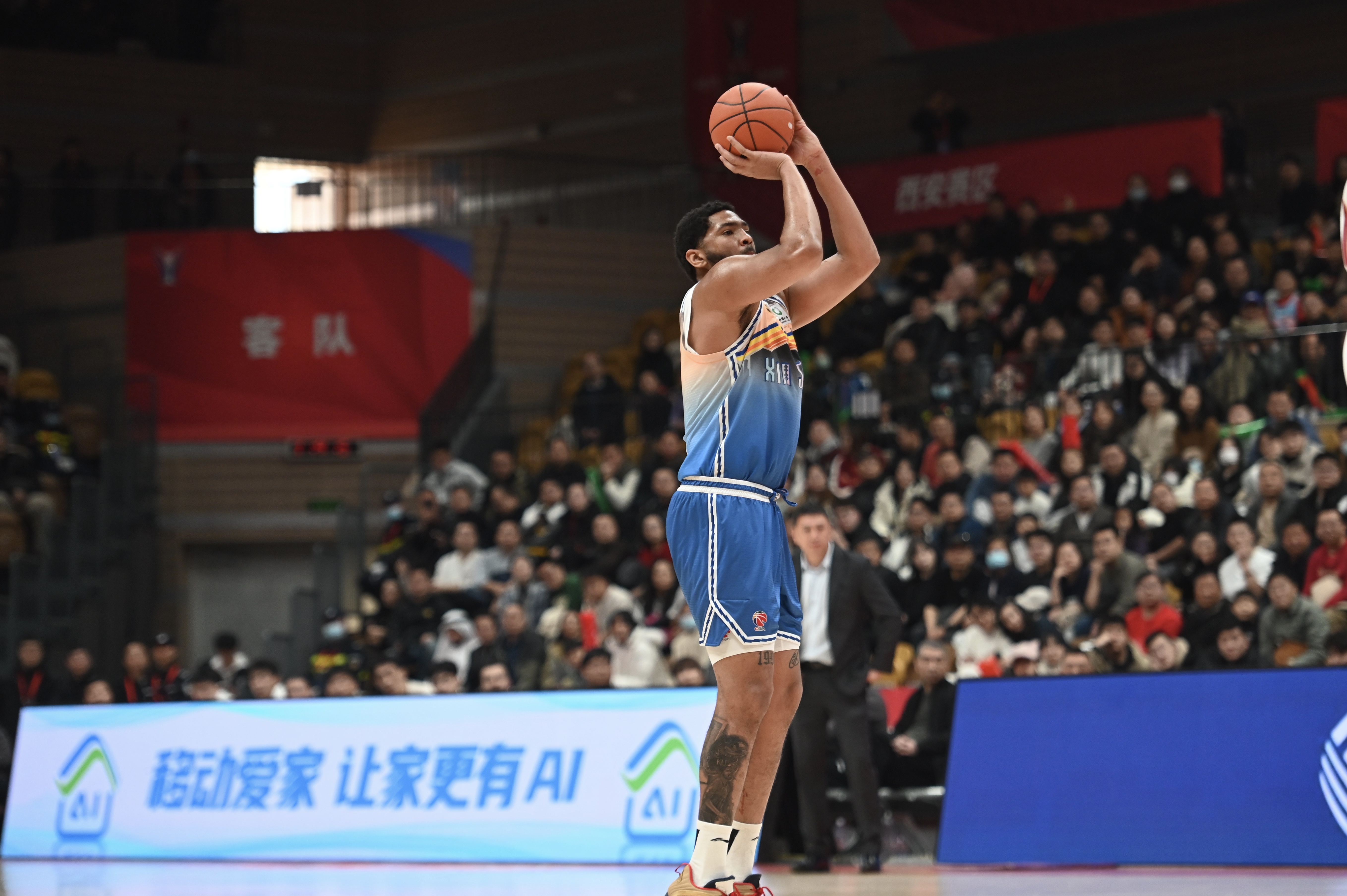 率先發(fā)力！新疆外援勞森首節(jié)7中5拿到11分 三分2中1